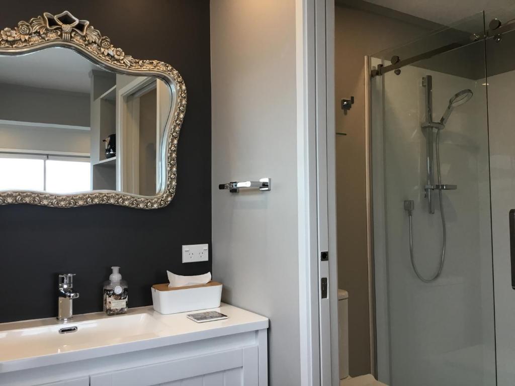 Spectacular Lake Views room 1