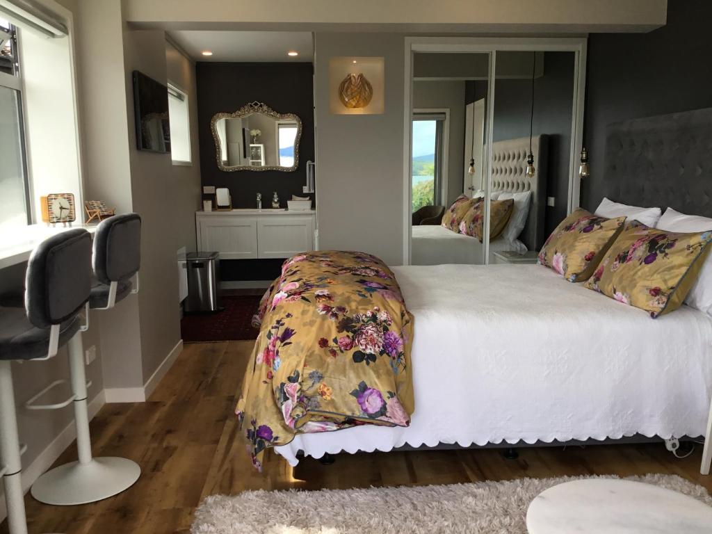 Spectacular Lake Views room 5